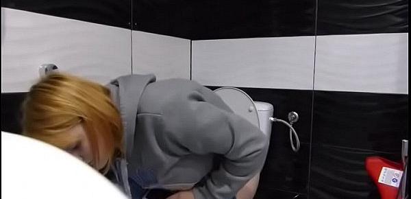  woman poop in toilet